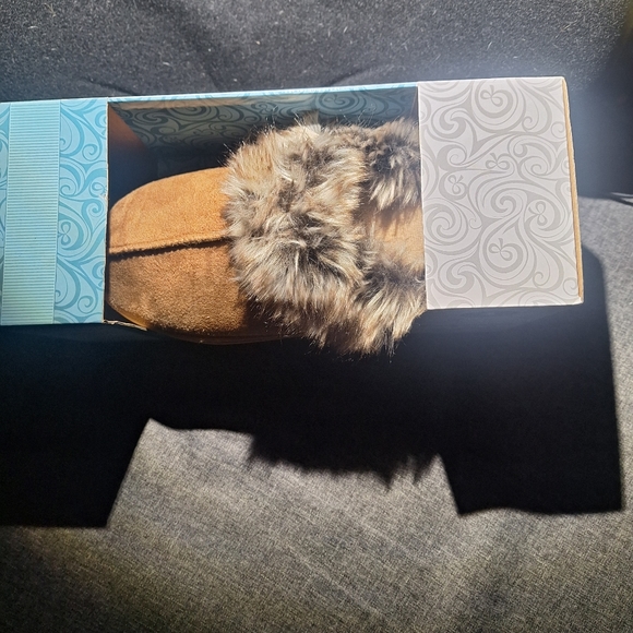 NIB Rose and Robin Slippers Size M - Picture 2 of 7